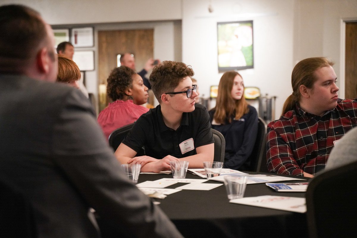 CHSD155's tweet image. THANK YOU to our Industry Partners for supporting D155’s Career Experiences Program on Friday! We continue to be inspired by our students who shared their own stories about exploring careers and finding their passions! #d155inspire