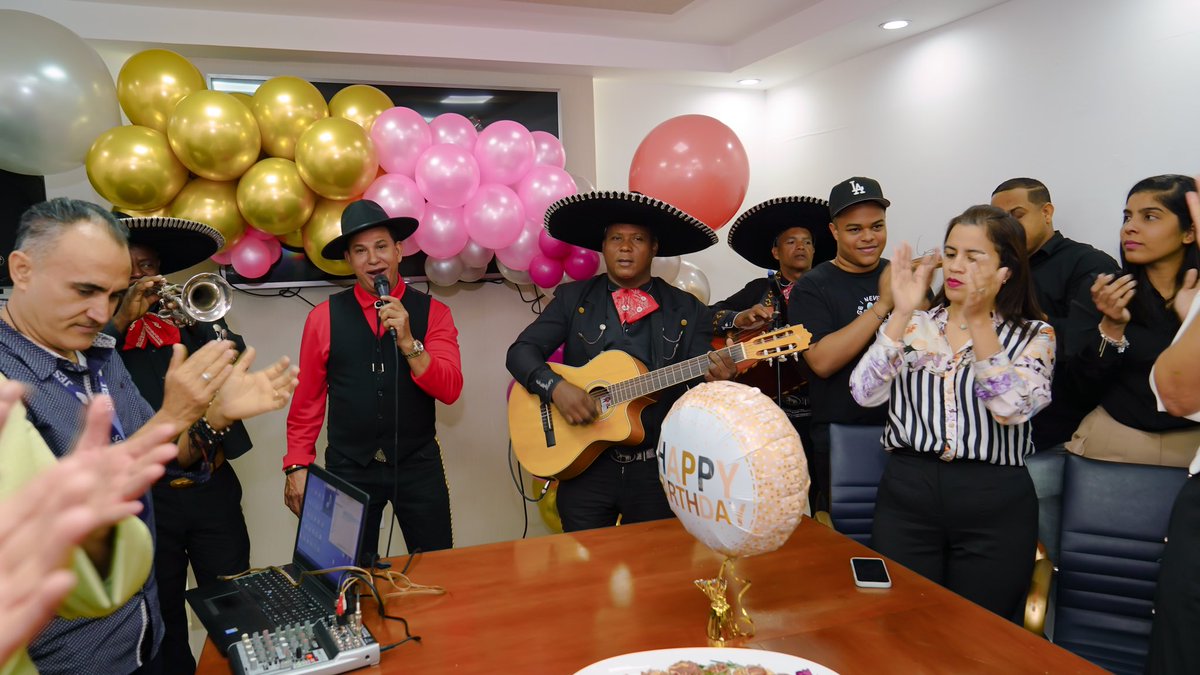 yadirahenriq's tweet photo. NO hay regalo más lindo ni más grande que recibir de Dios un año más de vida… ¡vivir otro cumpleaños! 🥳

Estoy increíblemente agradecida de seguir cumpliendo las voluntades del Todopoderoso… riendo, amando… compartiendo con gente a la que realmente amo y ¡siendo muy feliz! 🥰 https://t.co/skbp4Hjzk2