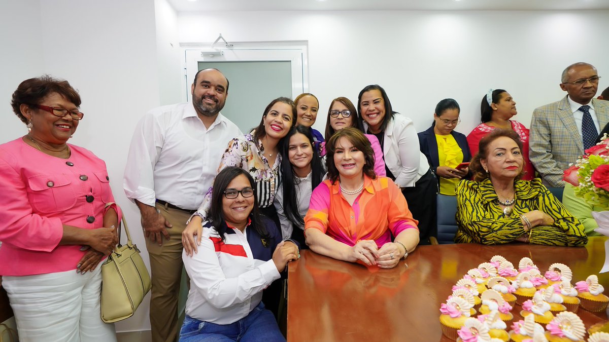 yadirahenriq's tweet photo. NO hay regalo más lindo ni más grande que recibir de Dios un año más de vida… ¡vivir otro cumpleaños! 🥳

Estoy increíblemente agradecida de seguir cumpliendo las voluntades del Todopoderoso… riendo, amando… compartiendo con gente a la que realmente amo y ¡siendo muy feliz! 🥰 https://t.co/skbp4Hjzk2