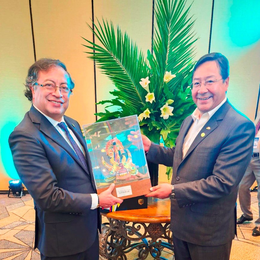 LuchoXBolivia's tweet photo. Con la hermana República de #Colombia tenemos una amplia agenda de trabajo conjunto que implementar en diversos temas para beneficio de nuestros pueblos. Siempre es un gusto conversar con nuestro hermano presidente @petrogustavo, esta vez en el marco de la Cumbre de la #CELAC. https://t.co/Msq6KQfvUg