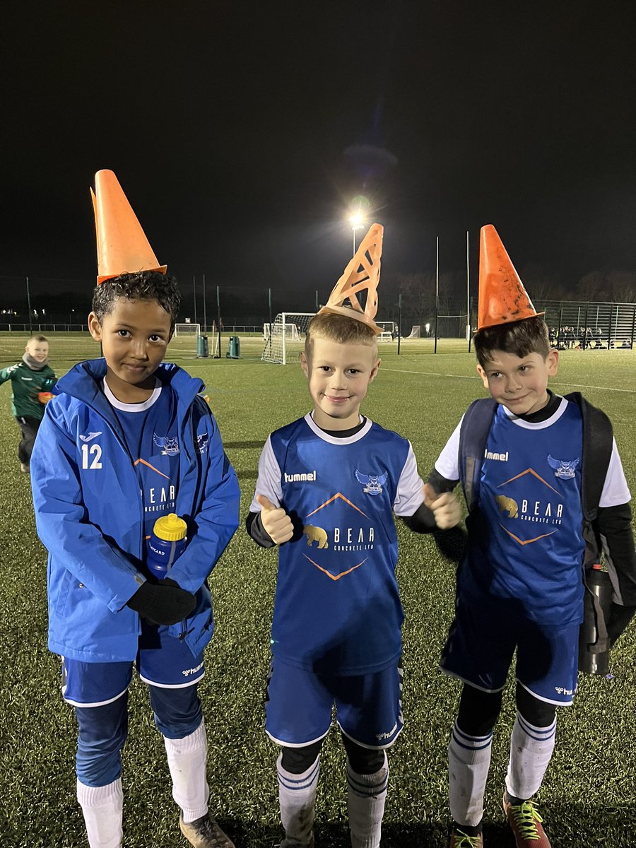 Couldn’t pick between these 3 tonight, no player of the match trophy so trusted cones it had to be. Absolute class 🦉🔵🟡