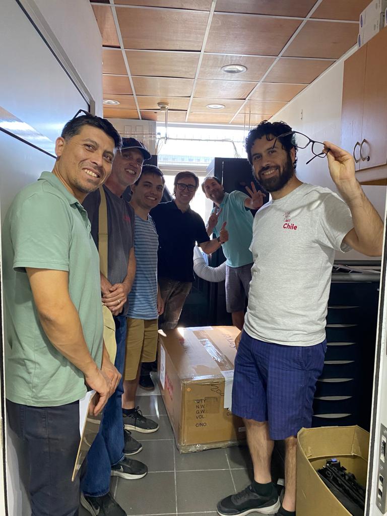 denisparra's tweet photo. ¡Llegó server con 8GPUs A40 a @IhealthMilenio! Vamos a sacarle trote entrenando modelos de deep learning de clasificación de lunares, generación de reportes de rayos X, detección de gravedad en cáncer de mamas y de próstata, mejoramiento de calidad en imágenes de resonancia... 🥳 https://t.co/WPz6zBq30m