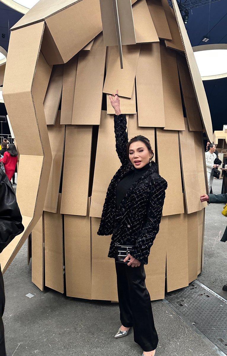 Dra Vicky Belo is #styledwithabang at the Chanel Couture Show today ✨<a href="/VickiBelo/">Victoria G. Belo, MD</a>