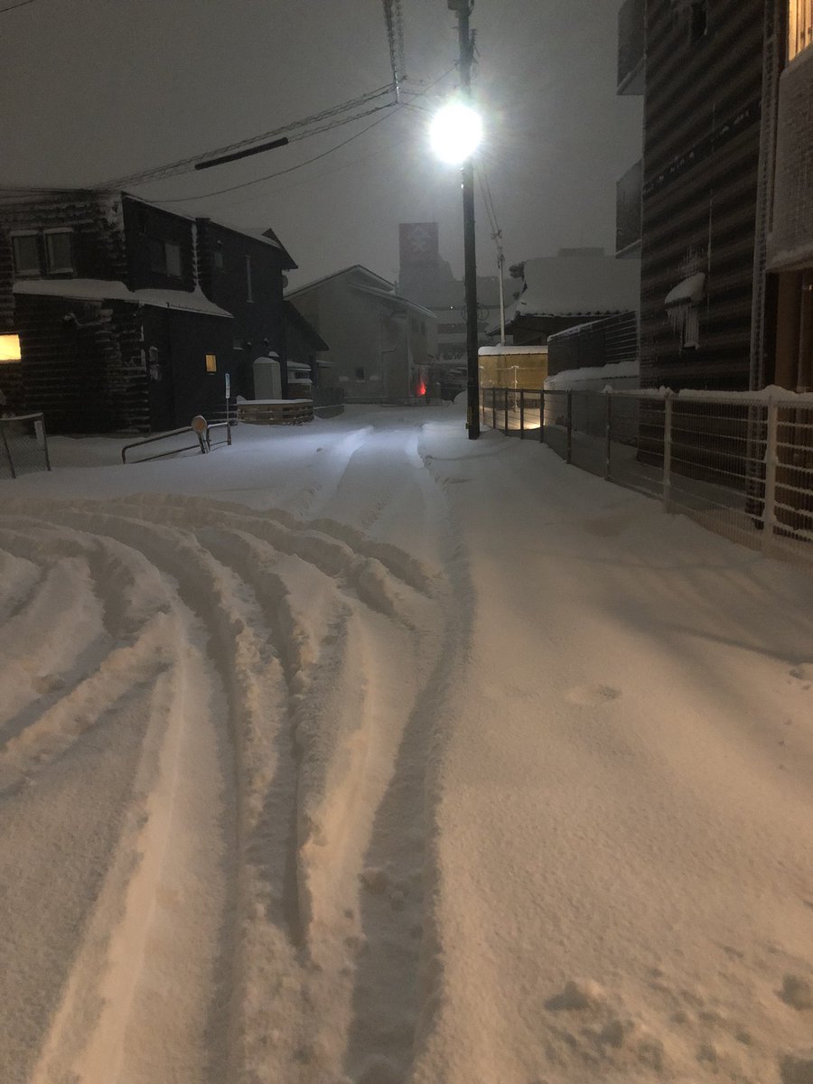 toshi_1527's tweet photo. 米子市、積雪38cm。

雪かきの人担当たちで珍しいほどの人手。 https://t.co/wqNHZnY9qM