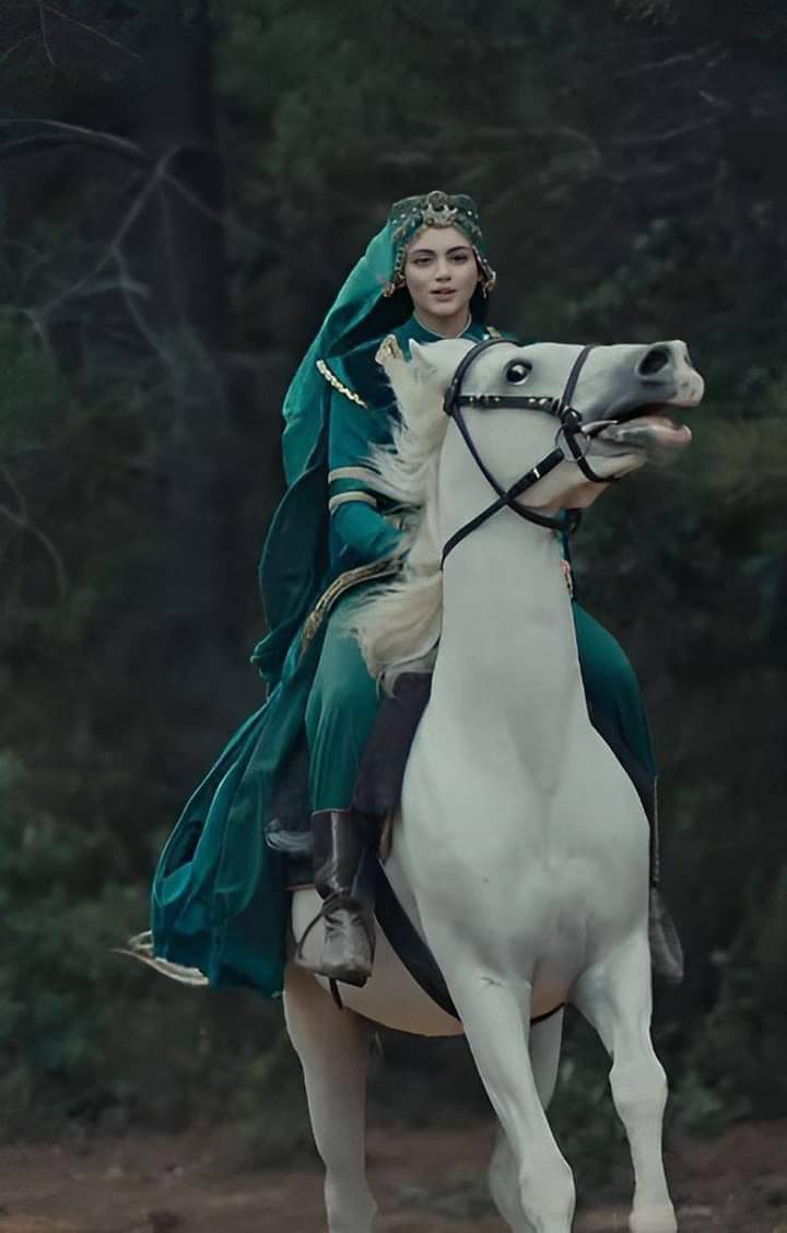 كانت جميلةٌ .. مشرقةٌ .. شقية ..
أينما وجدت ..
تَغَنَت الطيور أروع سمفونياتها ..
وَتَزَينت الأمواج جمال وسامتها ..
وحين أهمسُ لها ..
 بأنني أُحبها..
تتحول لفراشة 🦋 
فَتُرفرِف بِرقةِ خَجلها على فواصل أوردتي..
فأُزهرُ بها..
غداً ... عندما ستأتي سيزول بردكم ❄ ..
وسَيُشاع في نشرات