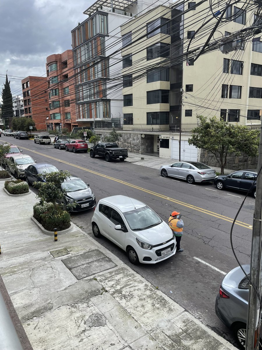 Roberto6040's tweet photo. @amcquito en la whymper “Cuidadores”de autos con chalecos bien organizados exigen 2usd por adelantado y son las 14:00 quien regula esto!!! Cuando hacen zona azul !!! @MunicipioQuito ayuda con este abuso. https://t.co/5vADT1t4Z1