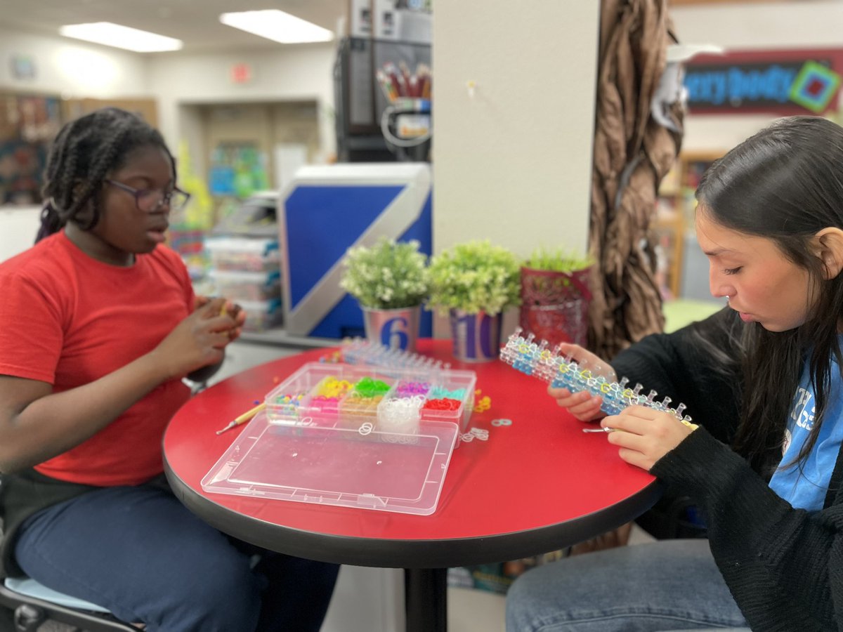 The amount of connections and good old fashioned conversation being made in the lib today <a href="/MasonIBPYP/">Mason Ibpyp</a> …pure awesomeness. ❤️ @CPHS_TWolves <a href="/CedarParkPALS/">CPHS_PALS</a> #1LISD #storyofmason