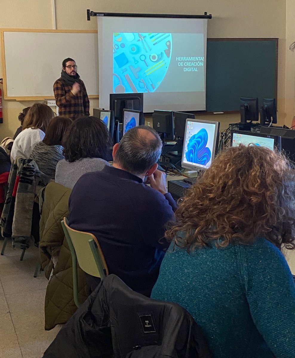 CFIEdeSoria's tweet photo. 💻🔍 Iniciamos formación en @iespolisoria de la mano de Jaime Felipe; hoy sobre el uso de herramientas digitales 📲🎞️⚒️ @educacyl #innovaCyL #tiCyL #formacionCyL #competenciaTIC #digitalizacion https://t.co/3J3YssqFaX