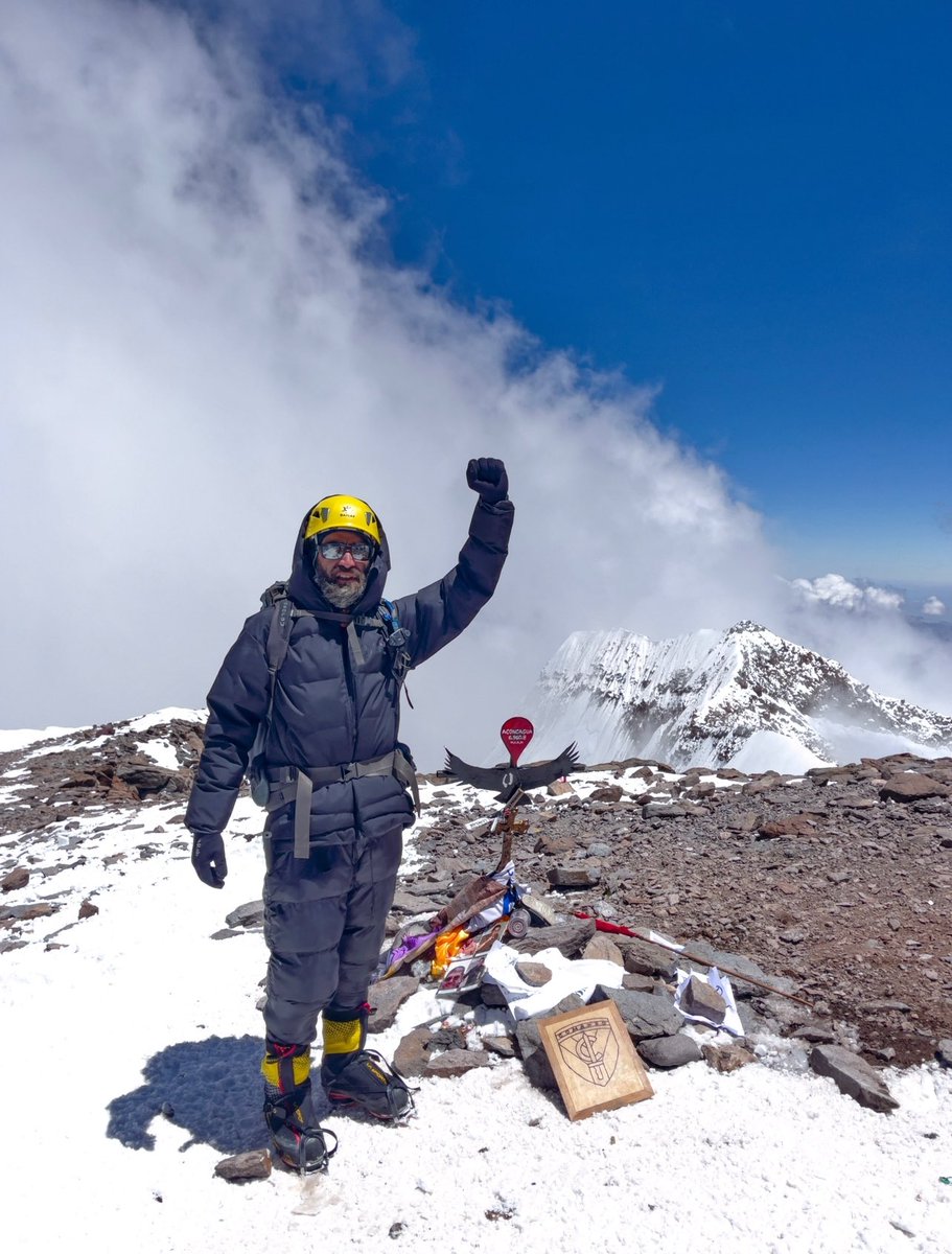 HUMAN_M_L's tweet photo. NEWS! Leonardo summited #ACONCAGUA in a full @HUMAN_M_L gear! -30 degrees? Hair kept him warm! The revolution has started! #materialinnovation #outdoorgear #humanhair https://t.co/qNf2DJFZHp