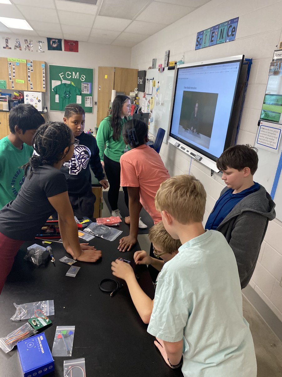 MrsJBarney's tweet photo. ✅ Module 1 - make a hacked dash cam!! Thanks for the awesome tutorial @K12FutureE #NASAtechrise #yotes #FCMS https://t.co/hGPVR2fiPU