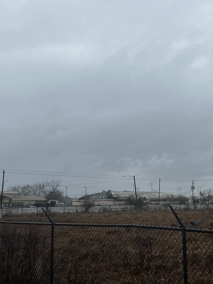 RealMiBaWi's tweet photo. #Tornado damage reported at Deer Park Animal Shelter 

#Animal #Animals #Tornados #Tornadoes #Dogs #Cats
#AnimalRescue #Texas #DeerPark #Houston 

📸Kurtis Kolanek

> https://t.co/DJg3Oklbf2 https://t.co/PKTBYRrUYX