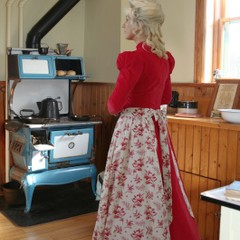 recollections's tweet photo. Aprons! Who doesn't love an apron to protect their precious period clothing? Winter aprons on sale at Recollections. 
# https://t.co/2v1tggh2fT #Victorian clothing #Historic costumes https://t.co/kYwEOF8nFH