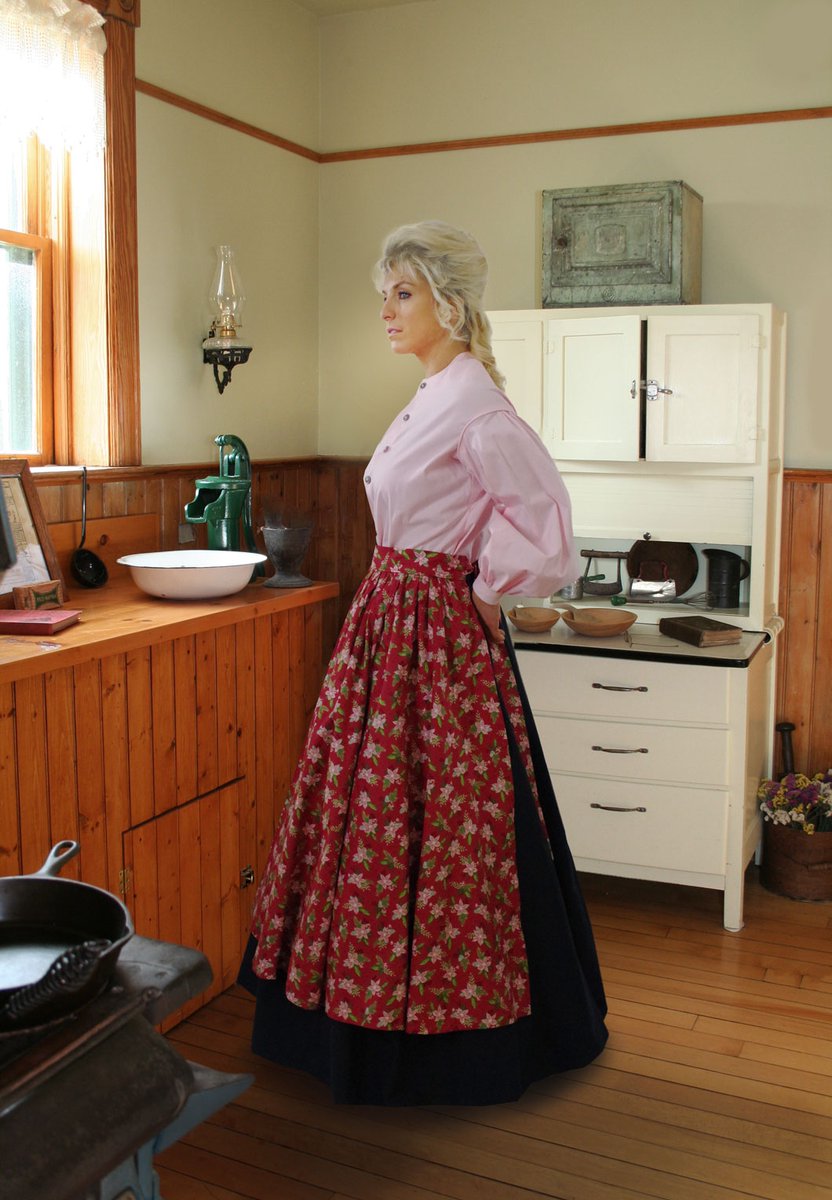 recollections's tweet photo. Aprons! Who doesn't love an apron to protect their precious period clothing? Winter aprons on sale at Recollections. 
# https://t.co/2v1tggh2fT #Victorian clothing #Historic costumes https://t.co/kYwEOF8nFH