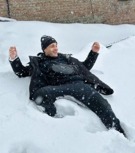 FactSlayerr's tweet photo. Enjoying life ✨☃️

#AsimRiaz #BiggBoss16 https://t.co/u4ifEXW1oM
