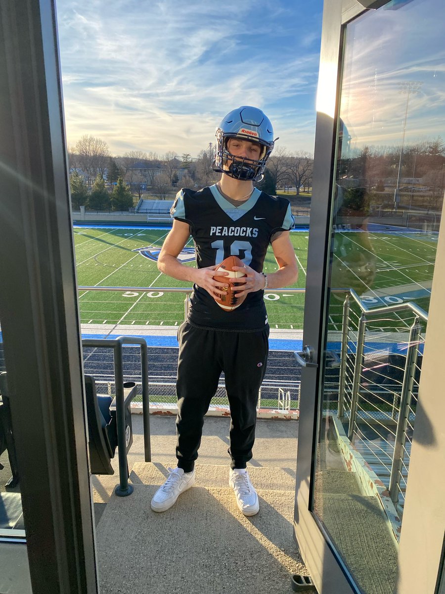 12Tomanek's tweet photo. after a great talk i’m excited to say i’ve received a official offer from @Upper_Iowa_FB Thank you @uiucoachtuck and @Coach_Hoskins for this opportunity! @CoachElder54 @TaftFootballChi https://t.co/iUZEbro5f5
