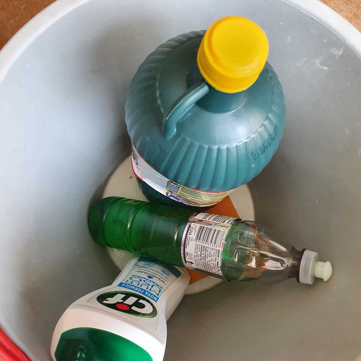 SECRETARIAPCOM's tweet photo. É por isso que sua casa não fica limpa. Você gasta tempo e dinheiro com produtos de limpeza errados! Que tal parar de se desculpar para não limpar a casa e aprender a fazer isso da forma correta? Receba orientação profissional, personalizada e tenha uma casa mais limpa, rápido! https://t.co/M2wt4ht4AV