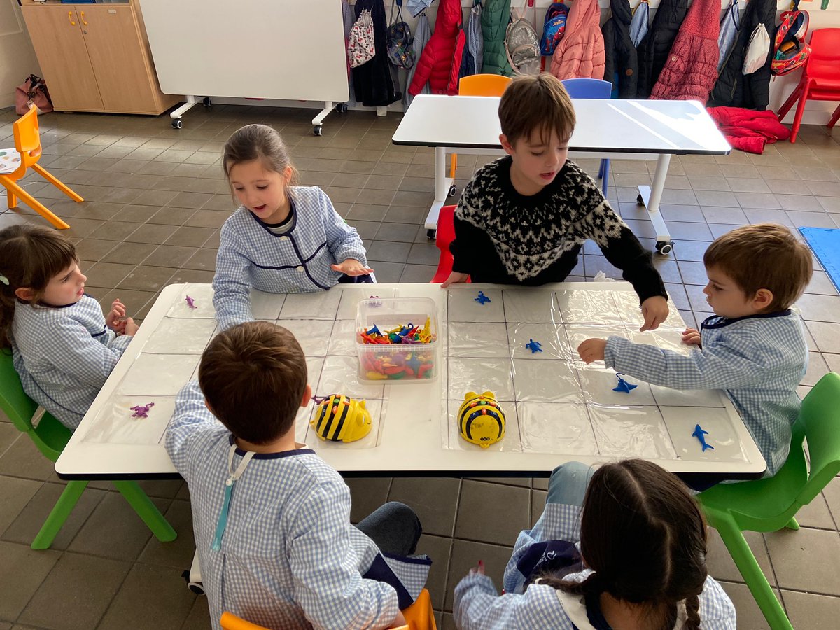 escfonlladosa's tweet photo. A infantil aprenem a programar amb les beeboots. Pas a pas les fem arribar fins allà on volem. Explorem, ens qüestionem  i descobrim. #escolesfonlladosa #latevahistorialanostraescola #infantil_fonlladosa https://t.co/An3xPsIzPI