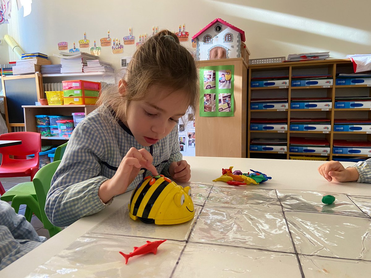 escfonlladosa's tweet photo. A infantil aprenem a programar amb les beeboots. Pas a pas les fem arribar fins allà on volem. Explorem, ens qüestionem  i descobrim. #escolesfonlladosa #latevahistorialanostraescola #infantil_fonlladosa https://t.co/An3xPsIzPI