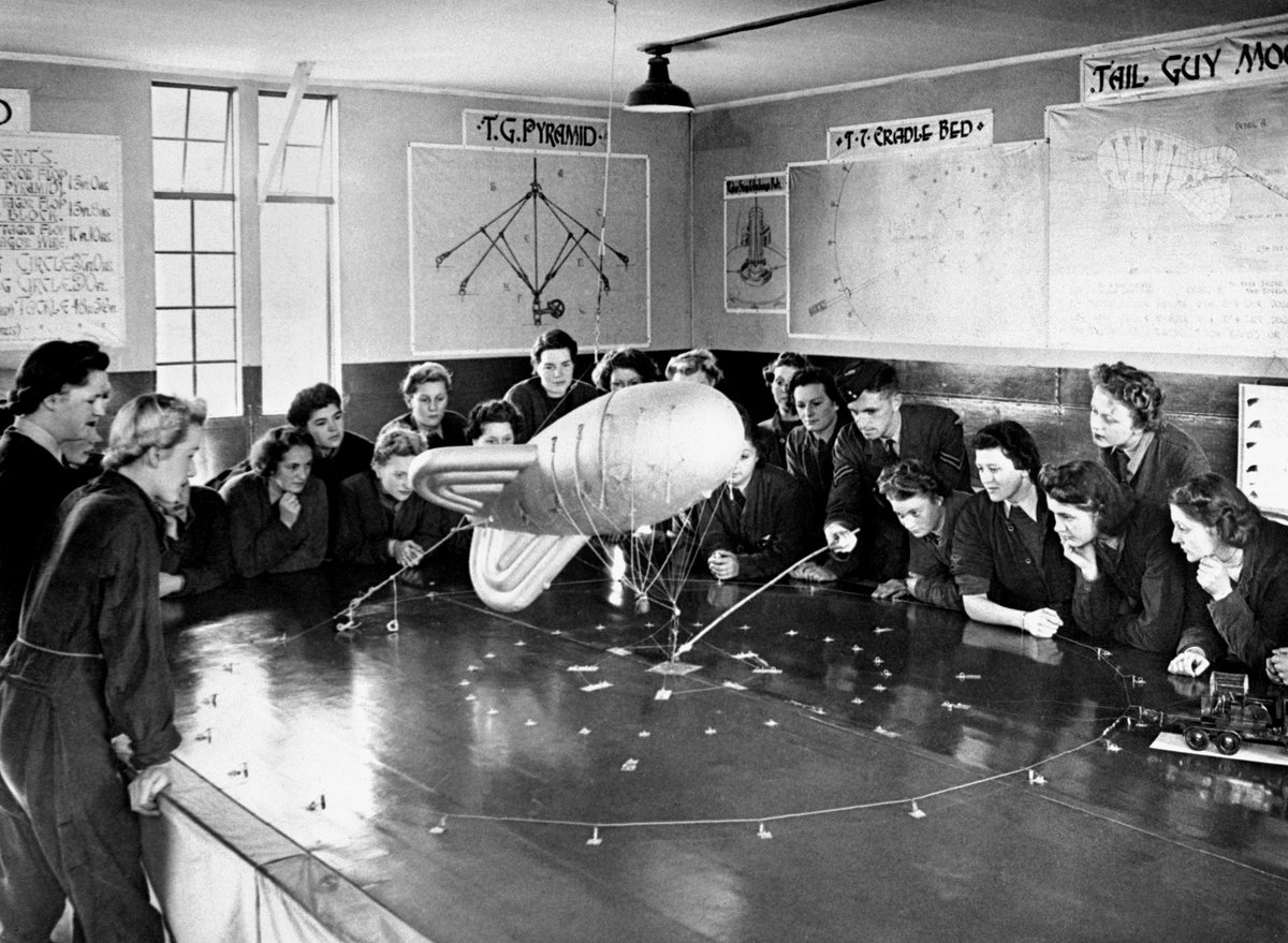 WomenAtWar2's tweet photo. 1/3 #WomensAuxiliaryAirForce #WAAF maintained & operated #barrageballoons as part of #RAF #ballooncommand in #WW2. Used to force enemy aircraft to fly higher, reducing bomb aiming accuracy,made aircraft change route into #antiaircraft fire or fly into the metal cables @WRAFBranch https://t.co/loEHS26rI3