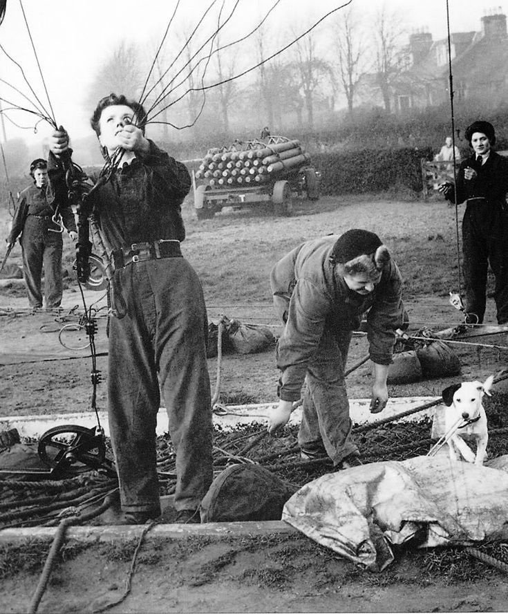 WomenAtWar2's tweet photo. 1/3 #WomensAuxiliaryAirForce #WAAF maintained & operated #barrageballoons as part of #RAF #ballooncommand in #WW2. Used to force enemy aircraft to fly higher, reducing bomb aiming accuracy,made aircraft change route into #antiaircraft fire or fly into the metal cables @WRAFBranch https://t.co/loEHS26rI3
