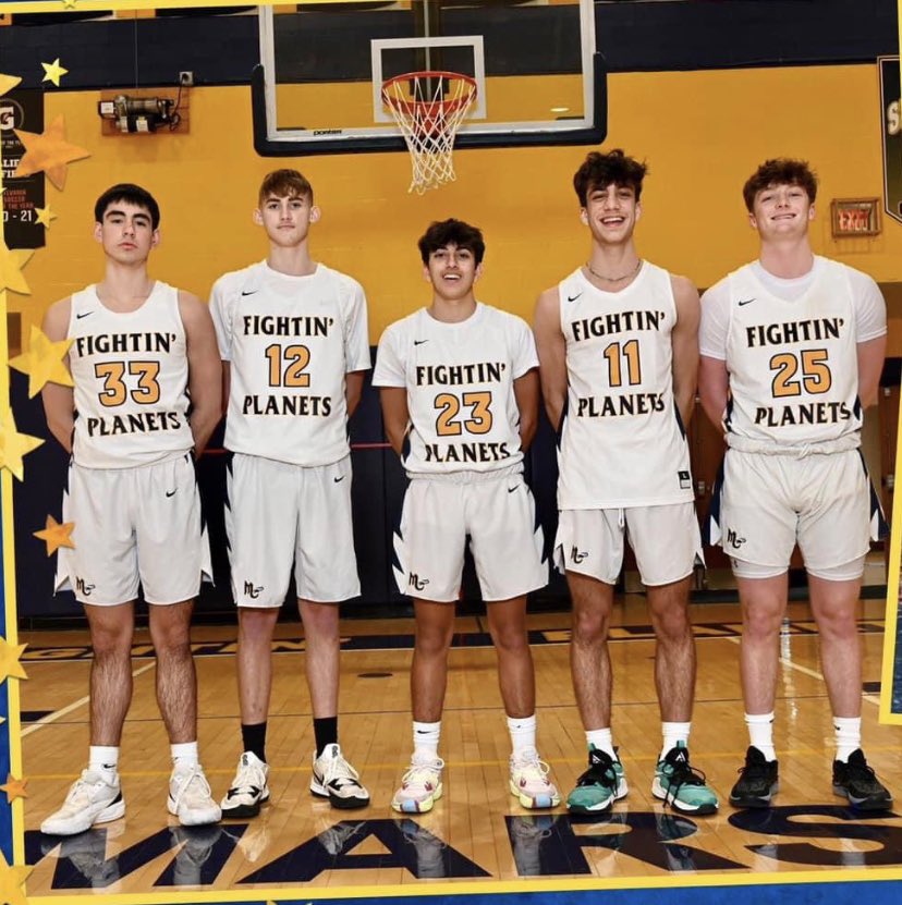 CoachRobCarmody's tweet photo. CONGRATS to our seniors and their families as we celebrate SENIOR NIGHT @Cashdollar123 @deven_koch @TassoSfanos @OroszZack 
and Joey Rocco https://t.co/44L6kA9SVg