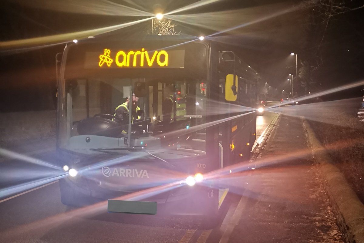 WYP_WDNPT's tweet image. Evening all. A joint venture this evening with @arrivayorkshire from Wakefield. Out and about approaching nuisance youths from a different angle! #NPT #NeighbourhoodPolicingWeek