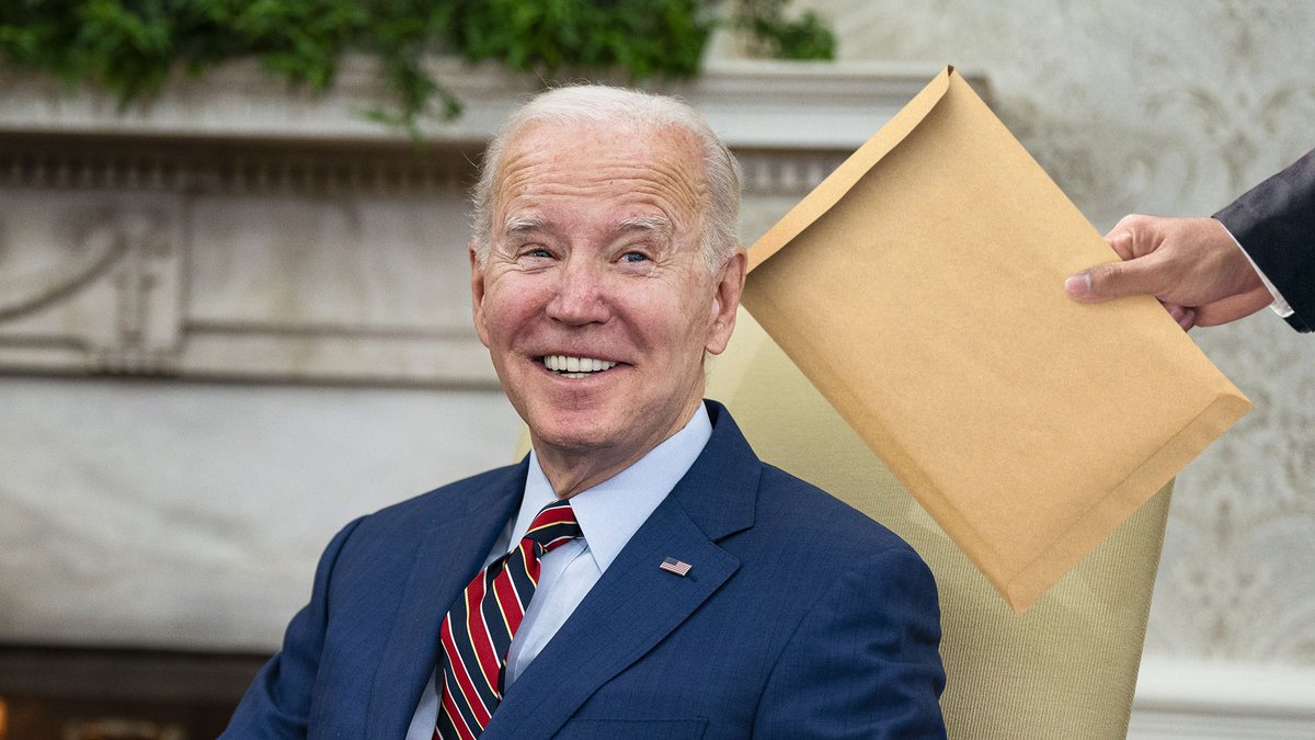 TheOnion's tweet image. Biden Claps In Amazement After FBI Agent Pulls Classified Document From Behind His Ear bit.ly/3WCuKYj