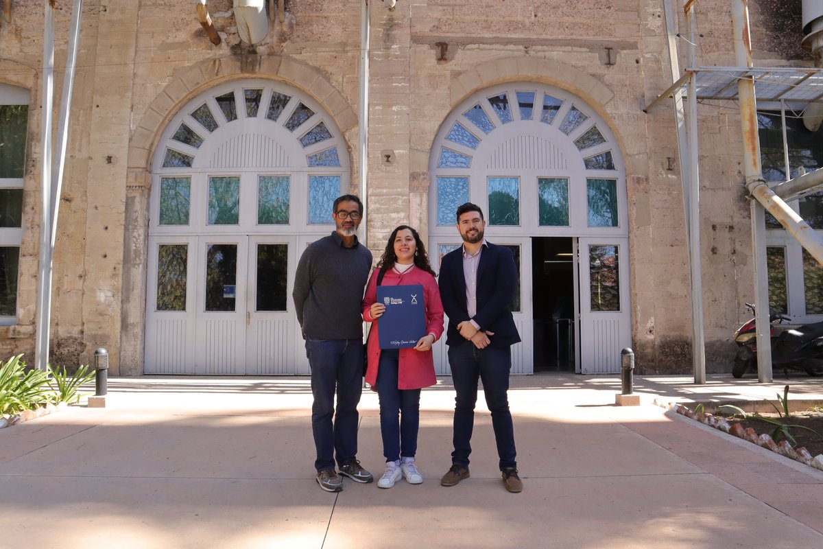 🎓✨😊Orgullosos de entregar el #título de #Licenciada en Artes Visuales a Estefany Zamorano Arellano, quien fue una destacada #alumna de esta carrera y a quien deseamos el mejor de los éxitos en su desempeño tanto artístico como profesional, ¡enhorabuena! <a href="/AdrianRuiz024/">Adrian Ruiz Romo</a>