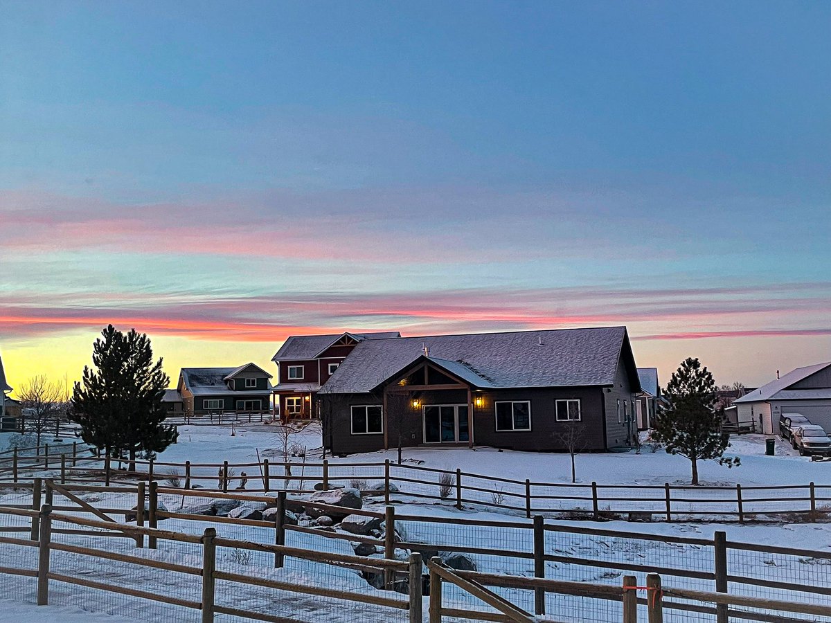 H2OEducator's tweet photo. Beautiful skies at different times of the day yesterday. The first photo is Monday morning, 2nd photo Monday early evening and 3rd and 4th are about 15 minutes after 2nd photo. Taken with iPhone thru windshield, photo 1, thru sliding glass door 2,3 &amp; 4 #bigsky #helena https://t.co/oAYRLKVpUW