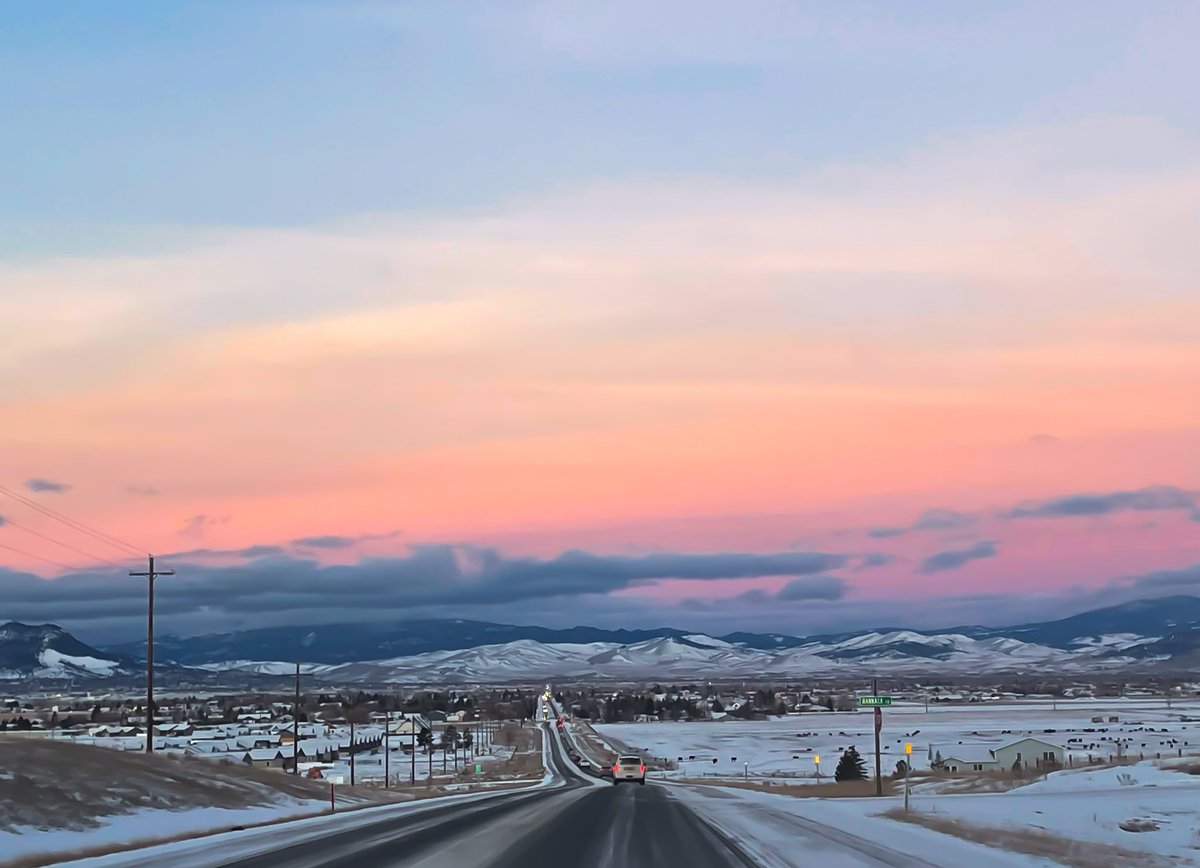 H2OEducator's tweet photo. Beautiful skies at different times of the day yesterday. The first photo is Monday morning, 2nd photo Monday early evening and 3rd and 4th are about 15 minutes after 2nd photo. Taken with iPhone thru windshield, photo 1, thru sliding glass door 2,3 &amp; 4 #bigsky #helena https://t.co/oAYRLKVpUW