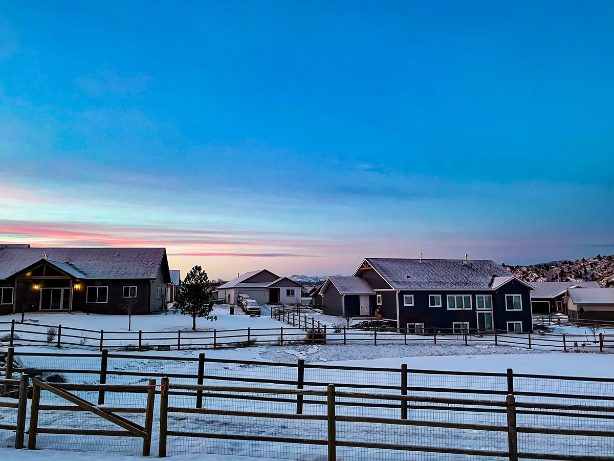 H2OEducator's tweet photo. Beautiful skies at different times of the day yesterday. The first photo is Monday morning, 2nd photo Monday early evening and 3rd and 4th are about 15 minutes after 2nd photo. Taken with iPhone thru windshield, photo 1, thru sliding glass door 2,3 &amp; 4 #bigsky #helena https://t.co/oAYRLKVpUW