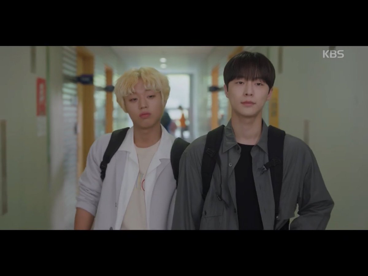 saudadve's tweet image. Ma sinceramente a me cosa me ne frega di So Bin quando ci sono loro!? Dovevano essere canon (rispettando il webtoon da cui è tratta la serie), invece rendendola eteronormativa l’hanno solo rovinata. 
Ps. Yeo Joon e So Bin insieme sono pallosissimi #atadistancespringisgreen