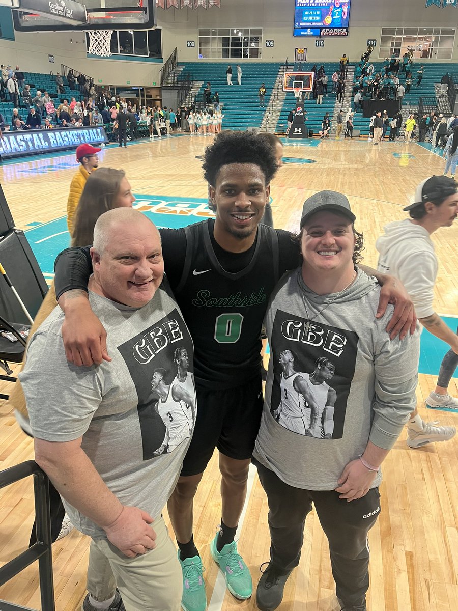 kylesnow25's tweet photo. Was great being able to catch up with my boy @___ewr last night. Great game my guy, keep the momentum going @ChicagoStateMBB 🤝🏼🤟🏼 https://t.co/8wLaxvVSar