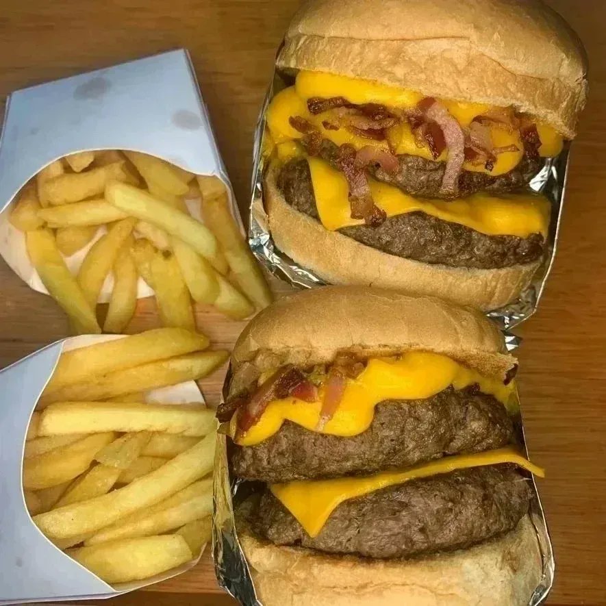 TENEMOS SORTEO ‼️‼️
te podés ganar un combo de 2 Kesuburger Dobles + 2 papas fritas
Para participar solo tenés que dar Rt y seguirnos 
Y también mostrarnos tus últimos 4 emojis 🫠🤩🙌😊
Sorteamos mañana a las 20:00 hs 🤩🙌