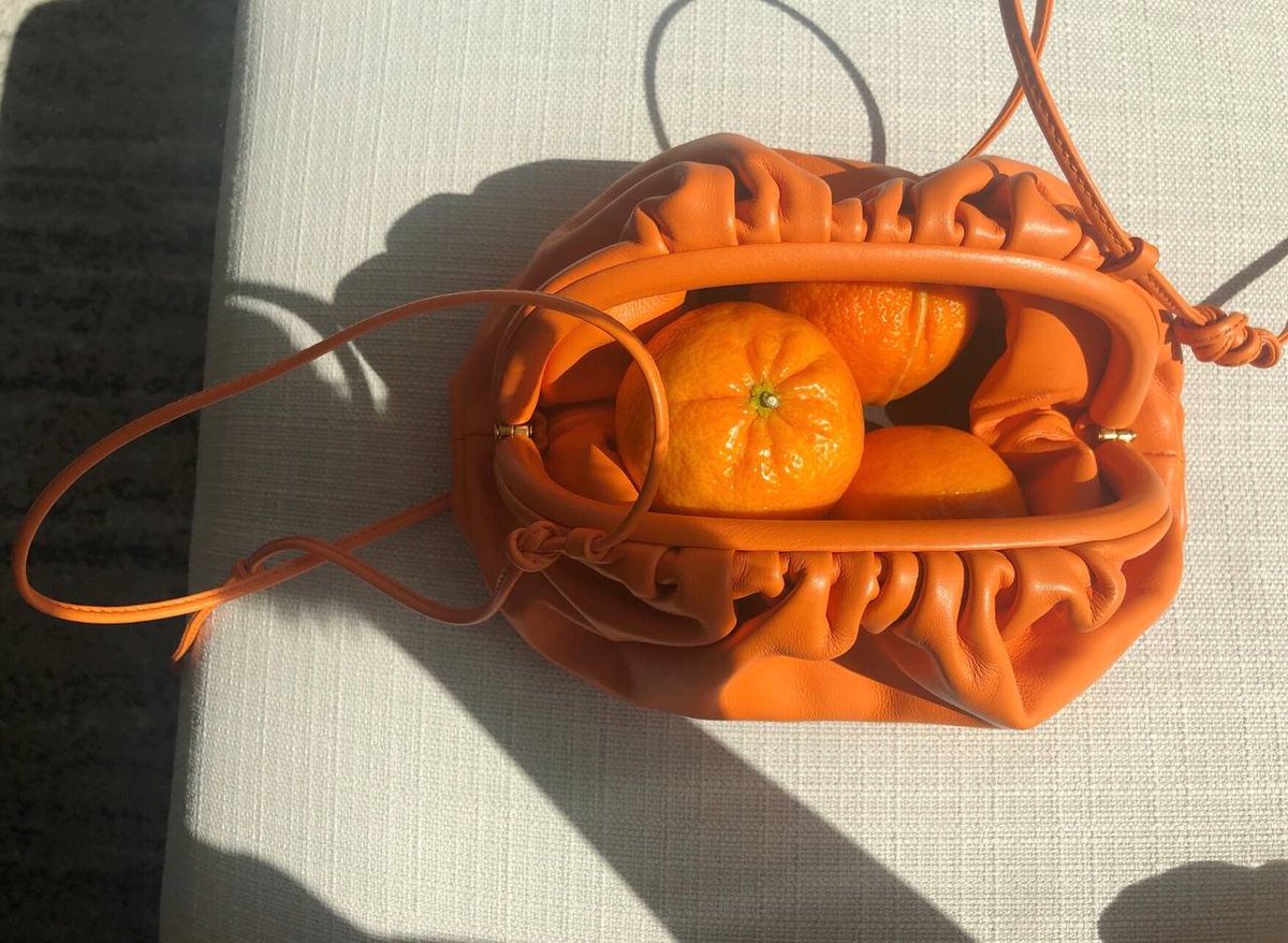 I bought two sets of beautiful clothes today, which match the color of my bag very well.😝😍