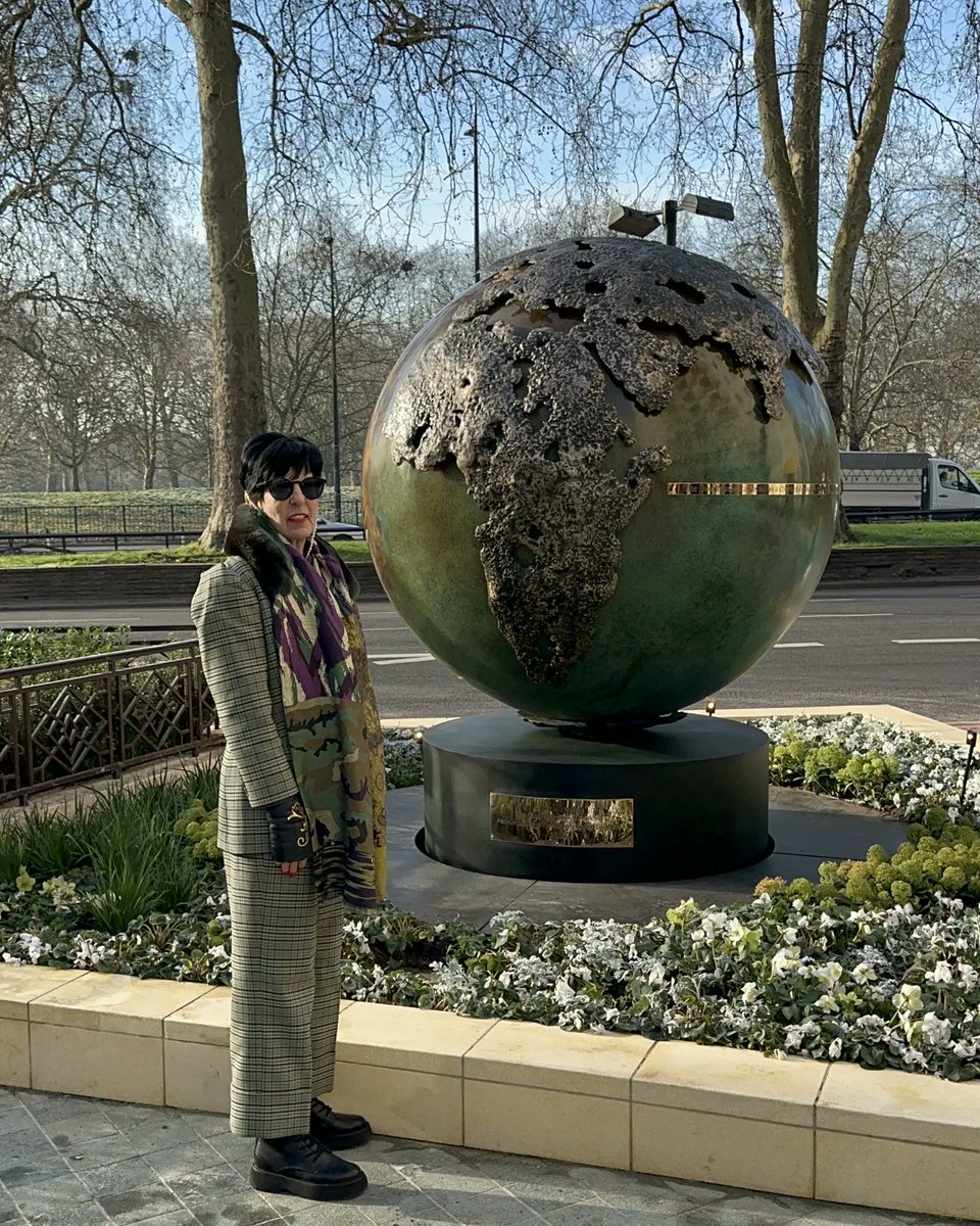 JillBerelowitz's tweet photo. #TheDorchester stands tall as a cherished landmark of our times, an enduring keeper of London’s bold spirit and a welcome home for those who make the world turn.

Commissioned by #DorchesterCollection to mark Her Majesty Queen Elizabeth II 2022 #PlatinumJubilee.

#JillBerelowitz https://t.co/fjaZCyJrHC