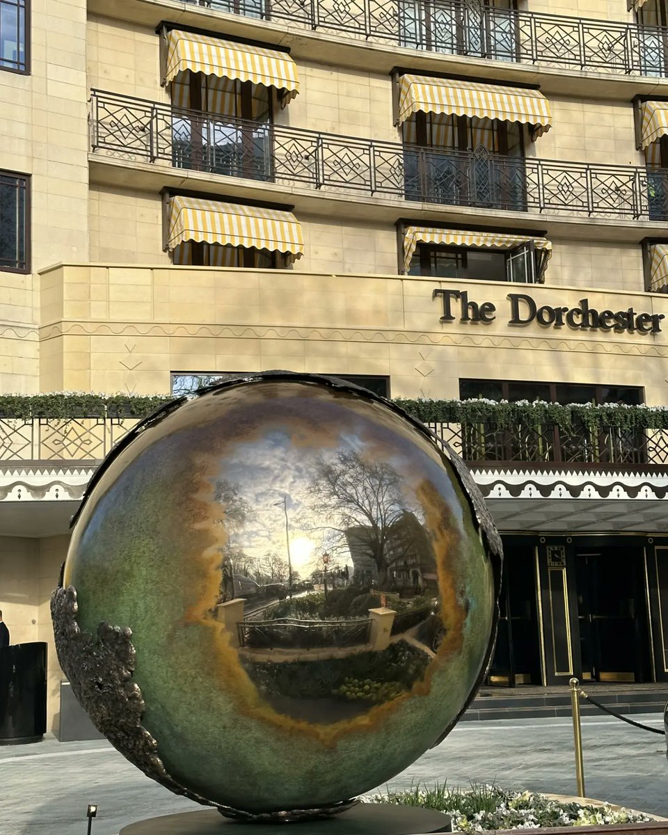 JillBerelowitz's tweet photo. #TheDorchester stands tall as a cherished landmark of our times, an enduring keeper of London’s bold spirit and a welcome home for those who make the world turn.

Commissioned by #DorchesterCollection to mark Her Majesty Queen Elizabeth II 2022 #PlatinumJubilee.

#JillBerelowitz https://t.co/fjaZCyJrHC