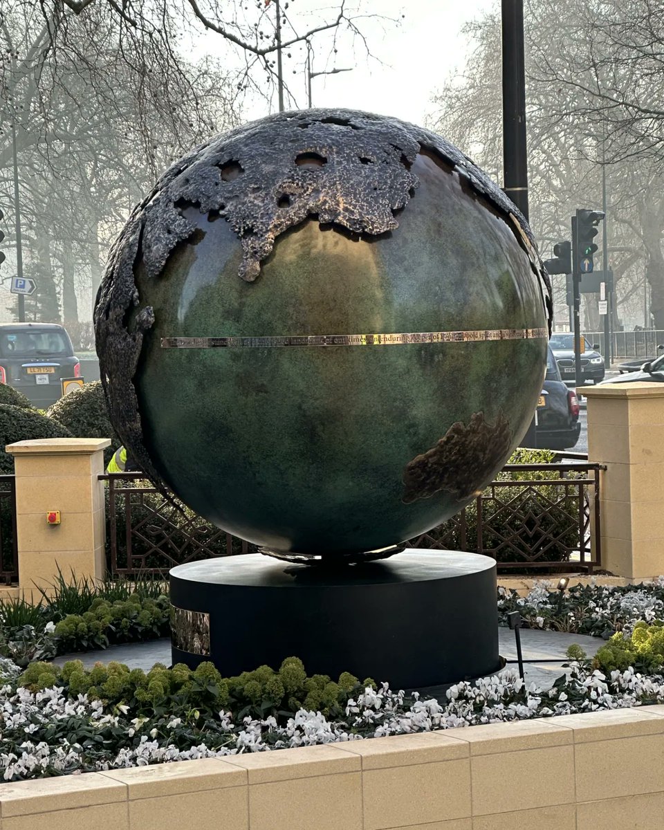 JillBerelowitz's tweet photo. #TheDorchester stands tall as a cherished landmark of our times, an enduring keeper of London’s bold spirit and a welcome home for those who make the world turn.

Commissioned by #DorchesterCollection to mark Her Majesty Queen Elizabeth II 2022 #PlatinumJubilee.

#JillBerelowitz https://t.co/fjaZCyJrHC