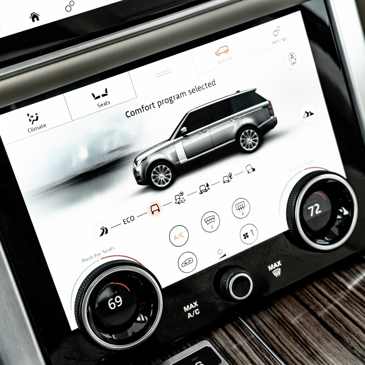 Prestige_CO's tweet image. It's #TradeInTuesday, the perfect time to get behind the wheel of this stunning 2019 #RangeRover HSE in #ByronBlueMetallic. Priced $3900 below market value, this #Rover is ready to roll. Test drive at Prestige Imports today!

Stock: P11665A
📱: 720-410-8821