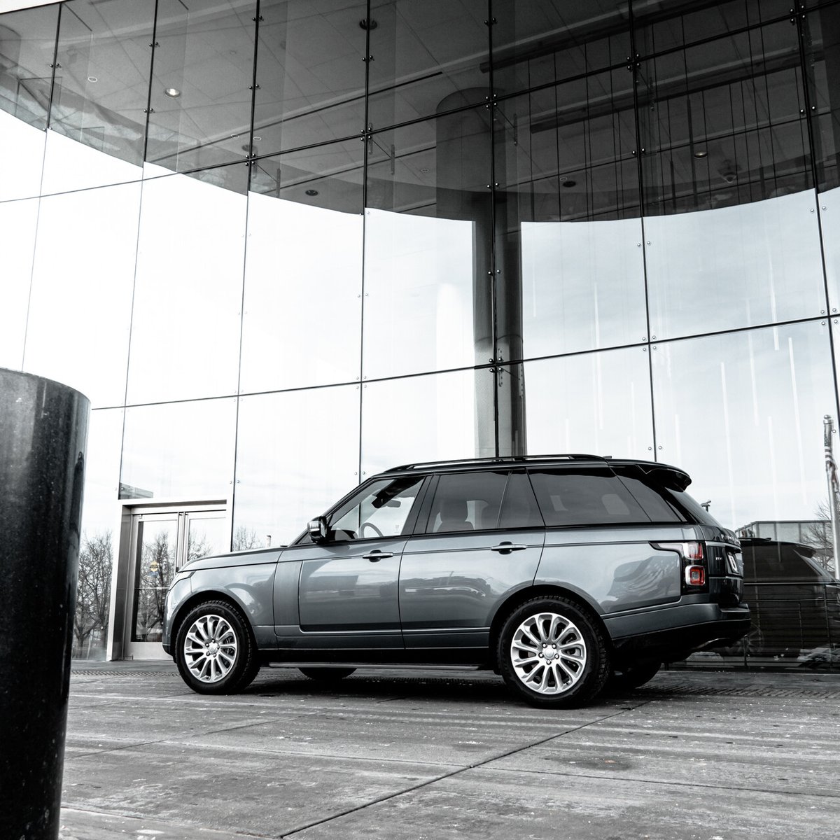 Prestige_CO's tweet image. It's #TradeInTuesday, the perfect time to get behind the wheel of this stunning 2019 #RangeRover HSE in #ByronBlueMetallic. Priced $3900 below market value, this #Rover is ready to roll. Test drive at Prestige Imports today!

Stock: P11665A
📱: 720-410-8821