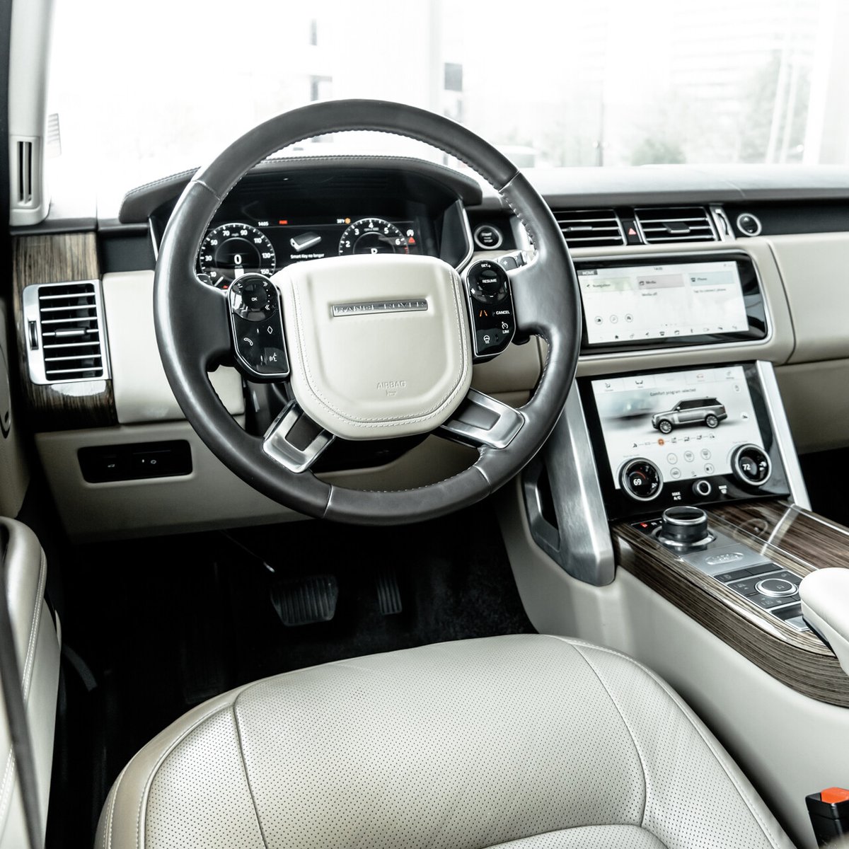 Prestige_CO's tweet image. It's #TradeInTuesday, the perfect time to get behind the wheel of this stunning 2019 #RangeRover HSE in #ByronBlueMetallic. Priced $3900 below market value, this #Rover is ready to roll. Test drive at Prestige Imports today!

Stock: P11665A
📱: 720-410-8821