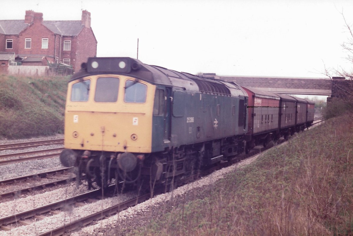 Stoneyford 5th May 1985
The Metalbox trip working from Sutton in Ashfield to Toton hauled by British Rail Class 25 diesel loco 25286 with 4 air braked vans
🐀🐀🐀🐀🐀🐀🐀🐀🐀🐀🐀🐀
#BritishRail #Class25 #BRBlue #trainspotting #Rat #Railfreight #Toton #SuttonInAshfield 🤓