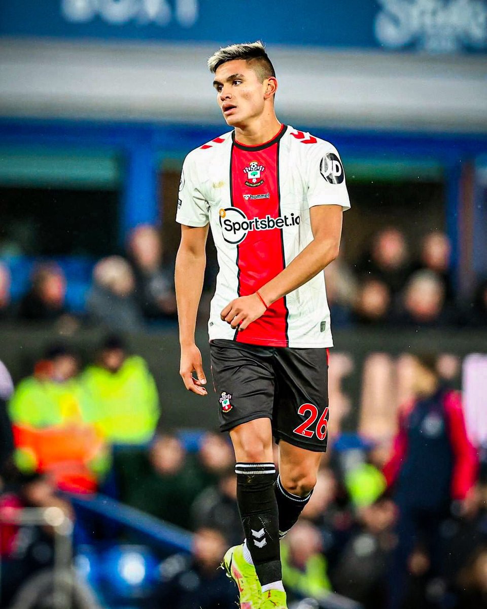 Carlos Alcaraz was the player with the most recoveries [12] and the most dribbles completed [3/3] in his first start at Southampton against Newcastle. 

📸 📊 <a href="/sudanalytics_/">Sudanalytics</a>