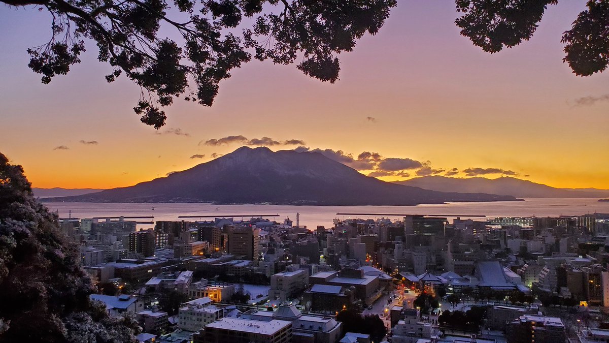 おはようございます
日の出前の雪におおわれた
鹿児島市内と桜島です