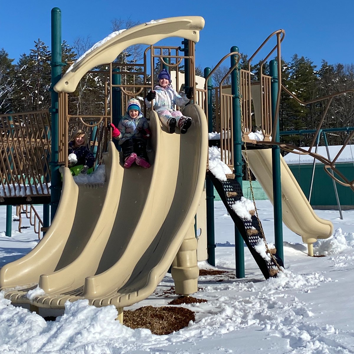EKESCommunity's tweet photo. EKES students had so much fun playing in the fresh snow at recess today! https://t.co/UA5ZrUOtNv