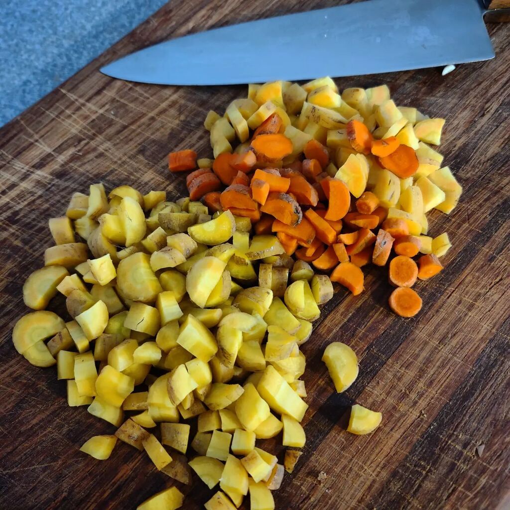 pinkmakescomics's tweet image. The last of the garden carrots are going into a soup today - end of an era (until next summer, that is!)

#growlocal #growityourself #gardening #highaltitudegardening #mountainlife #immamuthafuckinhipsterinstagramingmyfood instagr.am/p/Cn0BRHmvvv3/