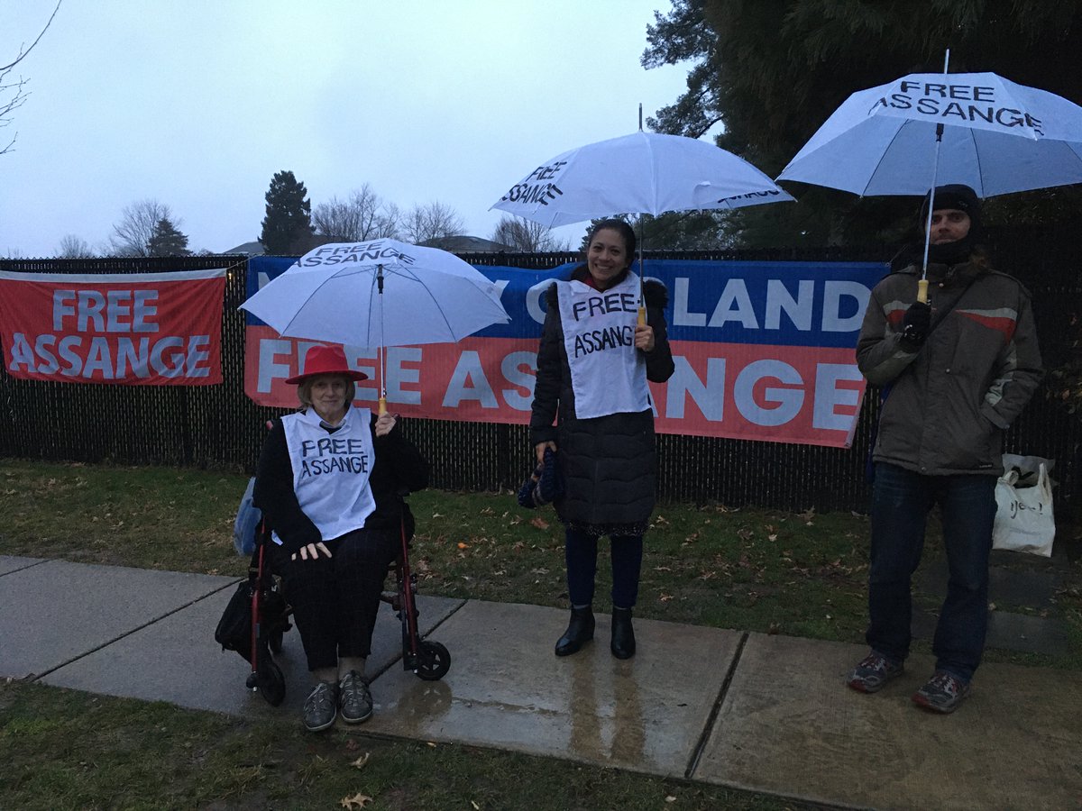 Vigils 1st & 3rd Sunday of each month outside AG Merrick Garland's home.
Thanks to Martha, Joan, Brian & Patricia for attending Jan 22 despite rain!
Garland's 24/7 security recvd our 'update' letter. 
We focused on Jan 20th #BelmarshTribunal #FreeAssange
@TheJusticeDept 
#Vigil26