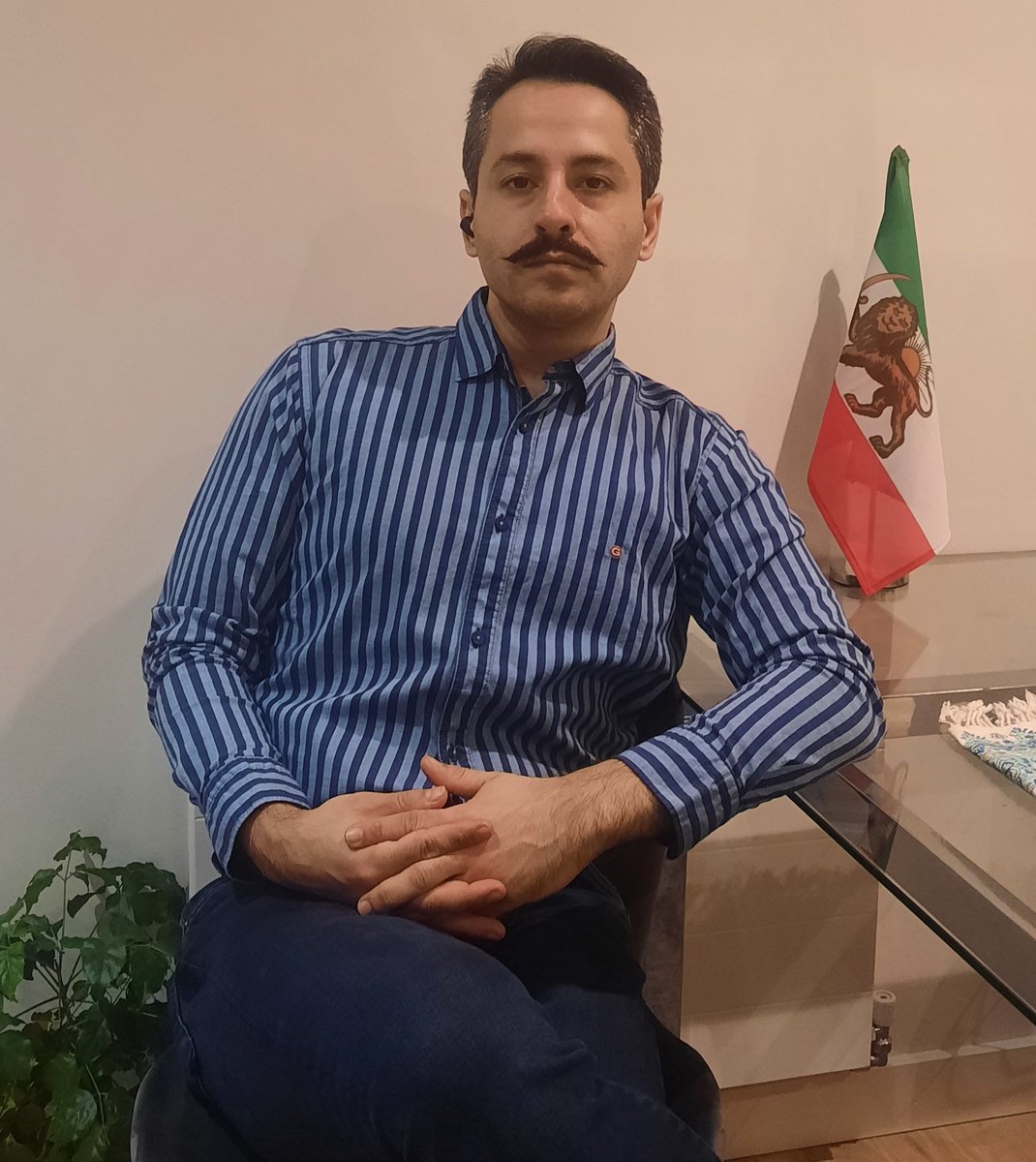 Hamidrezasavar3's tweet photo. من به عنوان یه شهروند ایرانی کُرد و سرباز #شاهزاده_رضا_پهلوی ، سالهاست که با ایشان پیمان بسته و #وکالت_میدهم 
#انقلاب_ایران 
#قدرت_مردم_متحد https://t.co/MXLgXgNPi7