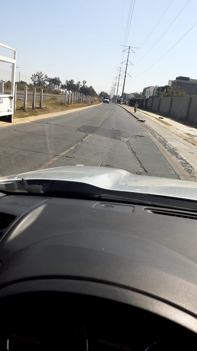 anilujasso's tweet photo. SOS 🆘 @ZapopanGob @siapagdl Hay un socavón en plena avenida Inglaterra a punto de colapsar. Pasan muchos vehículos de carga por aquí y queremos evitar una tragedia. Ayuda por favor! @CarlosTorresLu @PabloLemusN https://t.co/SDjJXLcktW