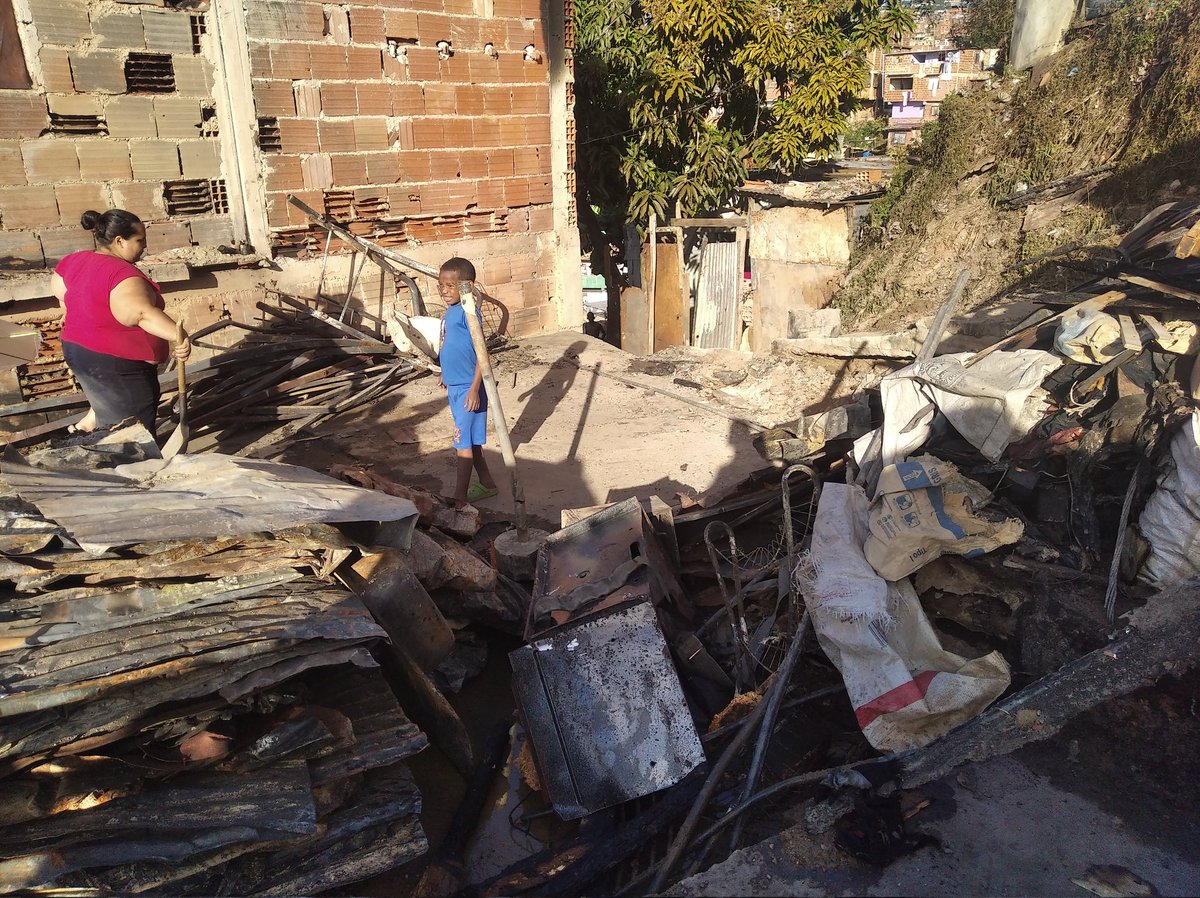 isabelperez93's tweet photo. Acá estamos en Barrio Unión de Petare llevando algunas donaciones a los damnificados. Aún se requieren muchísimas cosas ellos quedaron sin nada. Es el momento de la solidaridad #FUNAVIVE https://t.co/iFm7dyPvwU